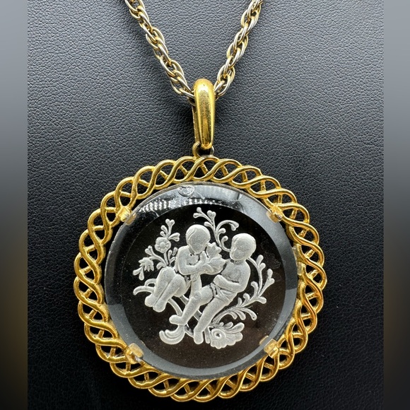 Vintage Trifari Goldtone Zodiac Gemini Pendant Statement Necklace Lux Chain - Picture 6 of 9